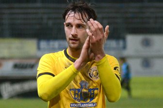 VfB Auerbach: Aushilfs-Mittelstürmer sorgt für den vierten Sieg in Folge - Charlie Spranger gab am Mittwochabend bei seiner Auswechslung den Applaus der Zuschauer zurück.