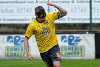 VfB Auerbach baut auf seine Auswärtsstärke - Auerbachs Marc-Philipp Zimmermann erzielte hier kurz vorher die 3:2-Führung gegen Halle. Am Boden der geschlagene VfL-Torhüter David Anton Kufahl. In Wernigerode fehlt "Zimbo" gelbgesperrt.