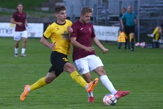 VfB Auerbach beendet Vorbereitung mit einem 8:2-Sieg gegen Gera – Wie hoch hängt jetzt die Messlatte vor dem Oberliga-Auftakt? - VfB-Rückkehrer Vojtech Cermus (links), der hier gegen seine ehemalige Mannschaft vom FC Chomutov spielt, erzielte gegen Wimsut Gera zwei Tore.
