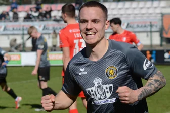 VfB Auerbach bejubelt ein Siegtor des Willens gegen Heiligenstadt - Ben Colin Weigel war mit seinem späten Siegtor am Montag der Matchwinner in den Reihen des VfB Auerbach.