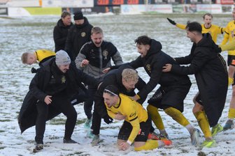 VfB Auerbach besiegt ZFC Meuselwitz trotz Rückstand im Testspiel - Der VfB Auerbach jubelt hier nach einem Tor von Amer Kadric. Gegen seinen Ex-Verein traf er zum Ausgleich und brachte die Vogtländer wieder ins Spiel. Foto: