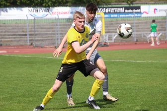 VfB Auerbach bleibt mit Traumtor in Sandersdorf auf Erfolgskurs - Der Auerbacher Stürmer Cedric Graf (vorn) steht nach seinem Siegtreffer von Sandersdorf bei zwölf Saisontoren, neun in der Liga und drei im Pokal.