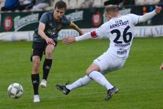 VfB Auerbach bleibt ungeschlagen: Spätes Tor lässt Vogtländer in der Oberliga jubeln - Ondrej Brejcha (links) brachte den VfB Auerbach in Freital mit einem direkt verwandelten Freistoß in Führung.