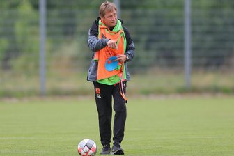 VfB Auerbach: Co-Trainer-Frage bleibt offen – starker Test gegen Eilenburg - Beim Testspiel gegen den FSV Zwickau: Auerbachs Trainer Sven Köhler hat viel zu tun.