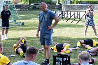 VfB Auerbach: Co-Trainer staunt über Fitness des Teams - Auerbachs Co-Trainer Heiko Junghans (Mitte) ist mit dem Auftritt seiner Mannschaft im Testspiel gegen den 1. FC Greiz zufrieden gewesen.