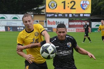 VfB Auerbach: Der Konkurrenzkampf ist entbrannt - Auftaktniederlage: Beim Stand von 1:2 sollte es im Heimspiel der Auerbacher gegen den FC Grimma bleiben. Daran konnte auch der eingewechselte Ilja Sevcuks (links, hier im Zweikampf gegen Robin Spreitzer), der frischen Wind ins Spiel brachte, nichts mehr ändern.