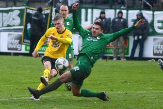 VfB Auerbach: Doppelter Punktverlust ist doppelt bitter - Auerbachs Cedric Graf, hier im Heimspiel gegen Chemie Leipzig am Ball, sorgte gegen Rudolstadt Mitte der zweiten Halbzeit für den 1:1-Endstand.