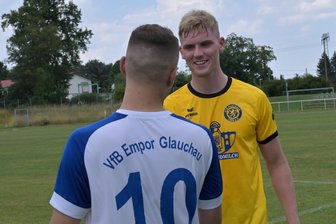 VfB Auerbach: Ein Neuzugang beendet die Torflaute - Der Auerbacher Siegtorschütze Cedric Graf (rechts) klatscht nach dem Spiel mit dem Glauchauer Kapitän Jonas Mack (links) ab.
