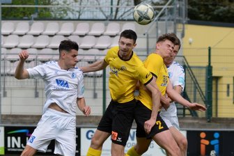 VfB Auerbach: Einstudierte Standards helfen beim vierten Heimsieg - Die Vorentscheidung in der 66. Spielminute: Marcin Sieber (Mitte) setzt sich im Luftkampf durch und trifft zum 3:1 für den VfB Auerbach.