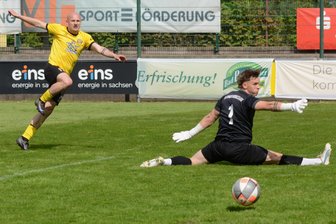 VfB Auerbach enttäuscht beim 1:1 gegen Rudolstadt - Auerbachs Aleksandrs Guzlajevs (links) trifft hier nur den Pfosten, Rudolstadts Torwart Eric Kunth ist bereits geschlagen.