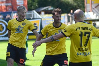 VfB Auerbach: Erst Können und dann Glück beim Sieg in Bischofswerda - Max Roscher, Charlie Spranger und Aleksandrs Guzlajevs (von links) konnten wie schon im Heimspiel gegen Bischofswerda (Foto) auch auswärts einen 2:0-Sieg bejubeln.