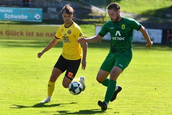 VfB Auerbach: Erst nach 117 Minuten findet sich eine Lücke in Markranstädts Abwehr - Auerbachs Felix Hache (links/im Duell mit Rudolstadts Liam Floßmann) und seine Mitspieler stehen im Pokal-Achtelfinale.
