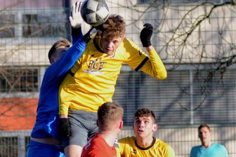 VfB Auerbach: „Es wird ein scharfes Punktspiel“ - Lucas Seidel schraubt sich zum Kopfball hoch. Auf seine Dienste muss Trainer Sven Köhler verzichten. Seidel feht rotgesperrt.
