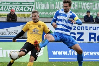 VfB Auerbach feiert 5:2-Sieg gegen Nordhausen - VfB-Spieler Albert Löser (l.) im Zweikampf mit Nordhausens Kapitän Nils Pichinot.