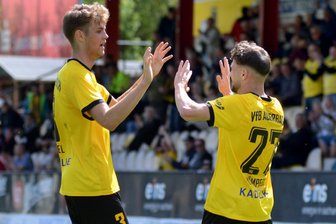 VfB Auerbach feiert klaren Heimsieg - Die beiden Auerbacher Torschützen Lucas Seidel (links) und Paul Kämpfer klatschen sich nach Kämpfers Treffer zum 2:0-Halbzeitstand ab.