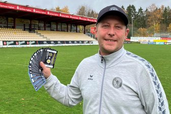 VfB Auerbach gegen VFC Plauen: Was in der Fußball-Oberliga für eine Rekordkulisse spricht und wie man an Karten kommt - Michael Stöhr-Gäbler vom VfB Auerbach hofft am Freitag auf volle Ränge. Der Leiter der Geschäftsstelle hat am Montag die ersten Tickets fürs Derby gegen den VFC Plauen verkauft.