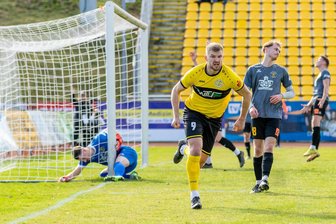 VfB Auerbach gegen VFC Plauen: Wird das Vogtlandderby der Fußball-Oberliga zum Krisengipfel? - In der Oberliga-Saison 2023/24 entschieden Johann Martynets (Mitte) und der VFC Plauen beide Derbys gegen den VfB Auerbach für sich.