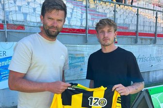 VfB Auerbach holt „kreativen Kopf“ vom VFC Plauen - Der neue Auerbacher Trainer Tommy Färber (links) kann Max Winter (rechts) als Neuzugang beim VfB begrüßen.