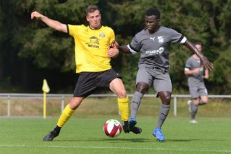 VfB Auerbach II fährt ersten Saisondreier ein - Torschütze Albert Löser vom VfB Auerbach II im Zweikampfduell mit Rapids Ousmane Bah.