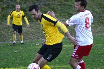 VfB Auerbach II: Zu früh für große Fragen - Marcel Dressel (am Ball), der sich hier gegen Flöhas Oliver Hauser durchsetzt, ist ein Schlüsselspieler des VfB Auerbach II. Zuverlässig traf er nicht nur gegen den TSV zweimal, sondern auch jetzt gegen Limbach.