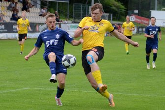 VfB Auerbach: Junge Truppe braucht Zeit - Auerbachs Pascal Holger Schardt (vorn rechts) und der Chemnitzer Manuel Reutter stürzen sich in den Zweikampf.
