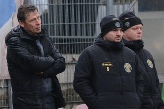 VfB Auerbach kassiert gegen Wismut Gera bittere Pleite: „Haben beide Gegentore aus dem Nichts bekommen“ - Das hätte nicht sein müssen: VfB-Coach Sven Köhler (links) und sein Team geben drei Punkte an den Aufsteiger ab.