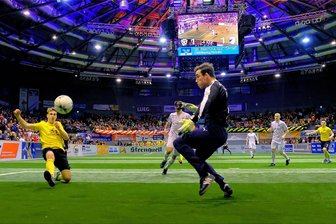 VfB Auerbach komplettiert Starterfeld beim Zwickauer Hallenmasters - VfB Auerbach gegen Carl Zeiss Jena könnte es auch am 6. Januar 2024 in der Stadthalle Zwickau wieder heißen. Das Foto entstand 2020 beim Halbfinal-Duell, das die Vogtländer 4:1 gegen die Thüringer gewannen.
