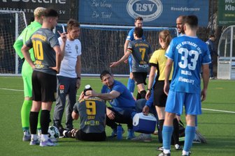 VfB Auerbach: Nach dieser Niederlage kann selbst der Trainer des Gegners den Ärger verstehen - Der Aufreger der zweiten Halbzeit: Auerbachs Stürmer Cedric Graf musste nach einem Kopf-Treffer des gegnerischen Torwarts behandelt werden. Konsequenzen hatte dessen Aktion aber nicht.