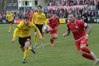 VfB Auerbach nach Pokal-Aus gegen FSV Zwickau: Von Enttäuschung, Selbstkritik und Stolz - Auch der eingewechselte Votjech Cermus (links) kurbelte in der Schlussphase noch einmal das Angriffsspiel des VfB Auerbach mit an.