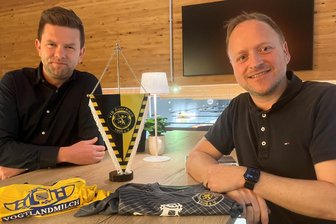 VfB Auerbach: Nachfolger von Trainer Sven Köhler kommt vom VFC Plauen - Der künftige Auerbacher Trainer Tommy Färber (links) und VfB-Präsident Ronny Kadelke (rechts) freuen sich auf die Zusammenarbeit.