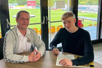 VfB Auerbach: Neuzugang Nummer 4 ist ein Torjäger aus dem Erzgebirge - Das Foto zeigt VfB-Neuzugang Florian Weiß (rechts) mit Auerbachs Geschäftsstellenleiter Michael Stöhr-Gäbler.