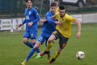 VfB Auerbach: Pokalkracher als Bewährungsprobe - Marcin Sieber (rechts) wird es im Pokalkracher gegen den FSV Zwickau am Sonntag wohl mit seinem alten Kollegen Marc-Philipp Zimmermann zu tun bekommen.