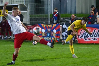 VfB Auerbach: Präsident findet nach Horrorauftakt klare Worte - Yannic Voigt (rechts) mit einer Flanke in Richtung Strafraum – vorbei am Hallenser Niclas Hüttig.