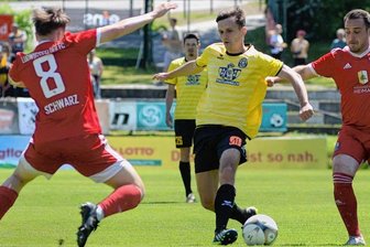 VfB Auerbach scheint wie gelöst - Jonathan Schwarz (links) und Christopher Lemke (rechts) greifen hier den ballführenden Ondrej Brejcha an, der die VfB-Führung mit einem direkt verwandelten Freistoß erzielte. 