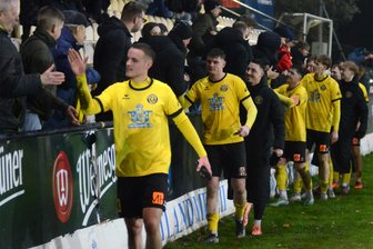 VfB Auerbach setzt vorm Pokalspiel gegen FSV Zwickau ein Ausrufezeichen - Nach dem 3:0-Erfolg gegen den SC Freital hatten Fans und Spieler des VfB Auerbach am Mittwoch gleichermaßen Spaß am Abklatschen.