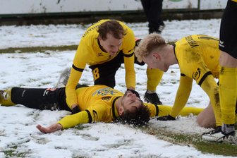 VfB Auerbach siegt gegen FC Grimma: Kein Spiel für schwache Nerven oder ruhige Gemüter - Auerbachs Charlie Spranger (am Boden) lässt sich nach seinem Tor von Louis Schmidt (von links) und Tim Kaiser feiern.