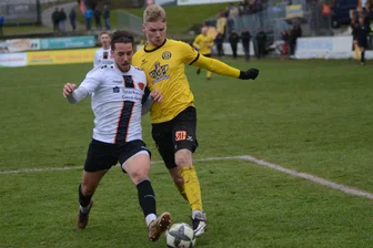 VfB Auerbach siegt im Testspiel gegen Regionalligist Rot-Weiß Erfurt - Bekommt nun harte Konkurrenz: Cedric Graf (rechts, hier im Zweikampf mit Wismut Geras Frackowiak) überzeugte im Testspiel gegen Erfurt mit seinem Treffer zum 1:0.