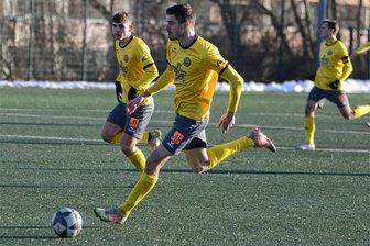 VfB Auerbach: Sorge vor dem Absturz - Wieder fit: Marcin Sieber (am Ball) wird dem VfB Auerbach am Samstag beim FC Grimma wieder zur Verfügung stehen.