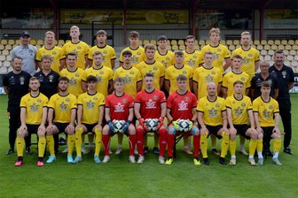 VfB Auerbach startet gegen Vorjahresmeister in die Oberliga: Worum Coach Sven Köhler bittet - Ein Mannschaftsfoto vom Trainingsauftakt. Mittlerweile hat sich der VfB Auerbach weiter verstärkt.