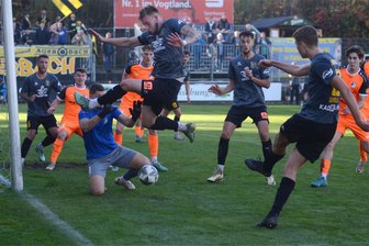 VfB Auerbach steht vor Schlüsselspiel in der Fußball-Oberliga - Es war die größte Chance gegen Krieschow: Lucas Seidel (von rechts, in Grau), Charlie Spranger und Tim Birkner vor dem gegnerischen Tor. Keeper Fritz Pflug war aber zur Stelle.