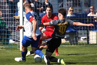 VfB Auerbach stellt die Ballermänner der Fußball-Oberliga kalt, verliert aber trotzdem - Auerbachs Felix Hache (rechts) meldet sich in diese Szene rechtzeitig zur Stelle, als Krieschows Andy Hebler vors VfB-Tor stürmt.