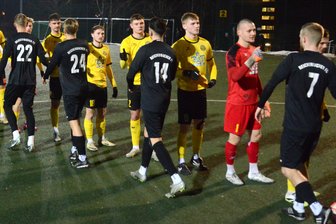 VfB Auerbach: Testspiel gegen Reichenbacher FC findet nach neun Toren ein ungewöhnliches Ende - Von wegen Freundschaftsspiel: Der VfB Auerbach (in den gelben Trikots) machte es am Mittwochabend mit dem 9:0 gegen den Reichenbacher FC deutlich.
