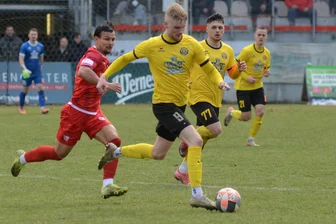 VfB Auerbach: Torjäger und Eigengewächs machen Sieg in Wernigerode klar - Der Auerbacher Stürmer Cedric Graf (am Ball/Szene aus dem Pokalspiel gegen den FSV Zwickau) bewies auch in Wernigerode wieder seinen Torriecher.