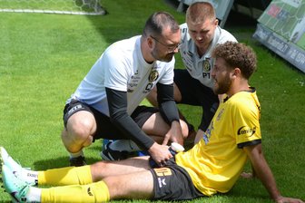 VfB Auerbach: Trainer sucht nach Lösungen - Der VfB Auerbach im Verletzungspech: Dr. Christoph Löschner behandelt Berat Mert, der ausgewechstet werden musste.