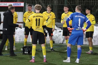 VfB Auerbach trifft bei zwei Standardsituationen: So lief das Testspiel beim ZFC Meuselwitz - VfB-Trainer Sven Köhler (links) hatte in der Pause offenbar die richtigen Dinge angesprochen. Auerbach spielte eine gute zweite Halbzeit.