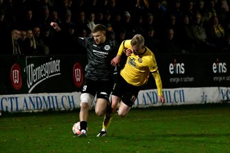 VfB Auerbach trifft gegen VFC Plauen ganz früh und ganz spät: Remis im Vogtlandderby der Oberliga - Plauens Johann Martynets (links) setzt sich hier im Zweikampf mit Auerbachs Pascal Schardt durch.