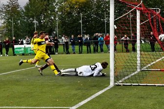 Der Plauener Neuzugang Kamil Popovicz erzielt das 4:1 für den VFC in Oberlungwitz.