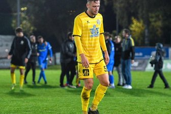 VfB Auerbach verfällt in alte Muster - Johann Weiß - im Foto frustriert von der Niederlage gegen Lok Leipzig - fehlte beim BFC Dynamo verletzt. Ob er am Mittwoch gegen Lichtenberg wieder einsatzfähig ist, steht noch nicht fest. 