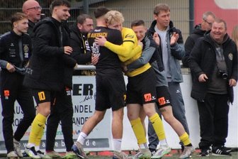 VfB Auerbach verteidigt alles weg - Torschütze Tim Kaiser lässt sich feiern. Der VfB hat auch die Punkte aus Arnstadt mitgenommen.