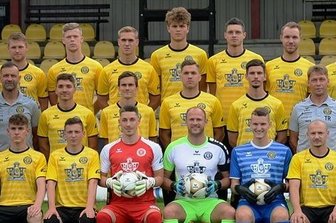 VfB Auerbach: Vogtländer schnallen den Gürtel enger - Das Aufgebot des VfB Auerbach: hinten von links Teambetreuer Matthias Schwarzbach, Veit Kramer, Philipp Müller, Tomas Kepl, Jan Luderer, Lucas Seidel, Marcin Sieber, Maximilian Schmidt, Thomas Stock, Mannschaftsleiter Rolfi Schädlich; Mitte von links Torwarttrainer Daniel Fröhlich, Sportlicher Leiter Volkhardt Kramer, Physiotherapeut Jens Richter, Niclas Kubitz, Ondrej Brecha, Nico Donner, Moritz Seidel, Cheftrainer Sven Köhler, Teamarzt Christoph Löschner, Videoassistent Uwe Rösch; vorn von links Physiotherapeut Philipp Zenker, Chris Vogel, Fabien Bochmann, Maximilian Schlosser, Stefan Schmidt, Marius Kuhl, Aleksandrs Guzlajevs, Sarwar Osse, Athletiktrainer Florian Seemann. Es fehlen die Co-Trainer Uwe Kramer und Bernd Richter sowie Marc-Philipp Zimmermann und Dietrich Lennart.